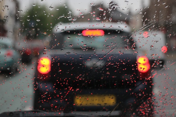 高速上下暴雨如何正确使用汽车大灯？