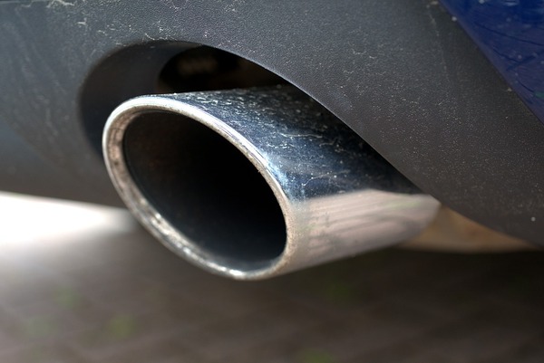 汽车排气管存在黑灰正常吗？